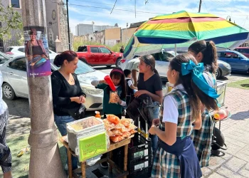 Refuerzan operativos contra ambulantes instalados cerca de escuelas en Cancún