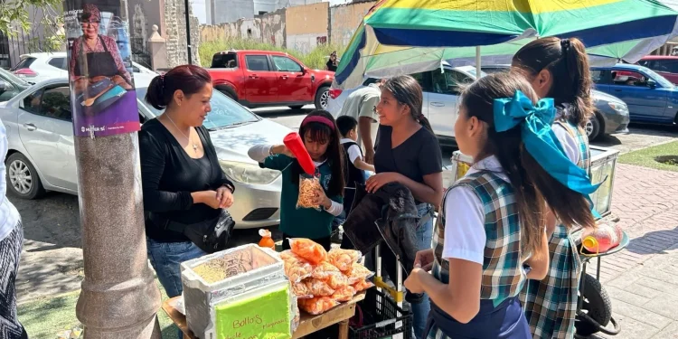Refuerzan operativos contra ambulantes instalados cerca de escuelas en Cancún