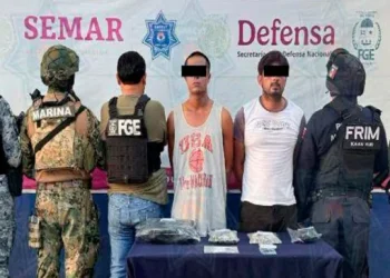 Detienen a dos hombres con droga y motocicleta robada en Cancún