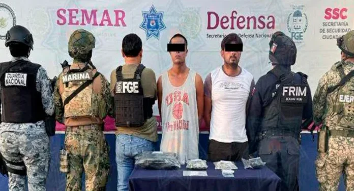 Detienen a dos hombres con droga y motocicleta robada en Cancún
