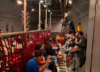 Repatrían a 36 mexicanos desde Colombia tras terremoto de 7.4