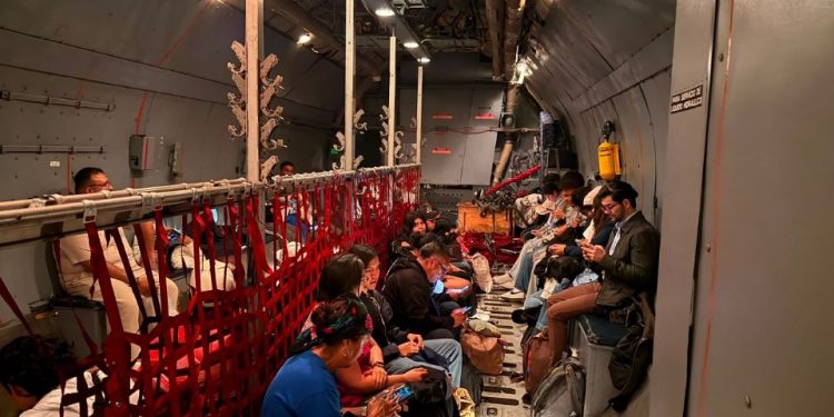 Repatrían a 36 mexicanos desde Colombia tras terremoto de 7.4
