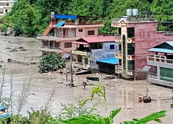 Inundaciones repentinas en Nepal dejan 98 muertos y casi 500 turistas desaparecidos