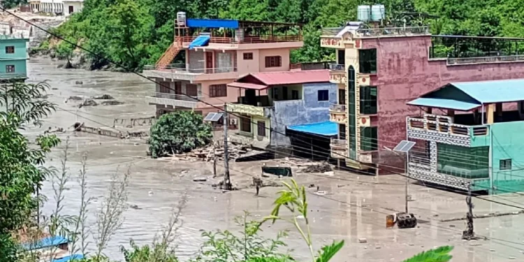 Inundaciones repentinas en Nepal dejan 98 muertos y casi 500 turistas desaparecidos