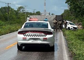 Vuelca camión de carga y provoca caos vial en carretera Cancún-Leona Vicario