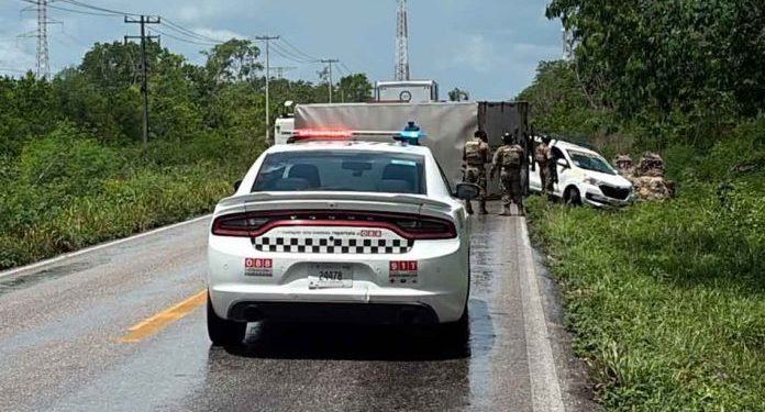 Vuelca camión de carga y provoca caos vial en carretera Cancún-Leona Vicario