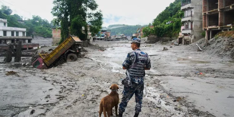 Cifra de muertos por inundaciones en Nepal y Tíbet sube a 353