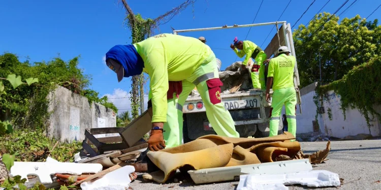 Ayuntamiento intensifica limpieza preventiva en Cancún