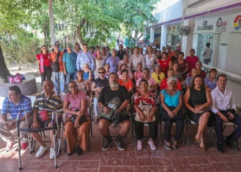 DIF entrega apoyo dental a adultos mayores