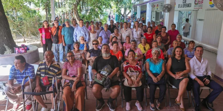 DIF entrega apoyo dental a adultos mayores