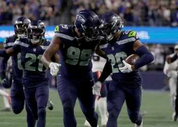 Julian Love y su intercepción clave en el debut de los Seahawks