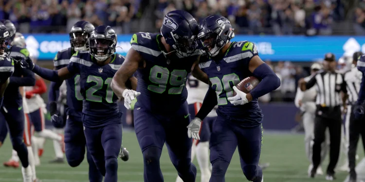 Julian Love y su intercepción clave en el debut de los Seahawks