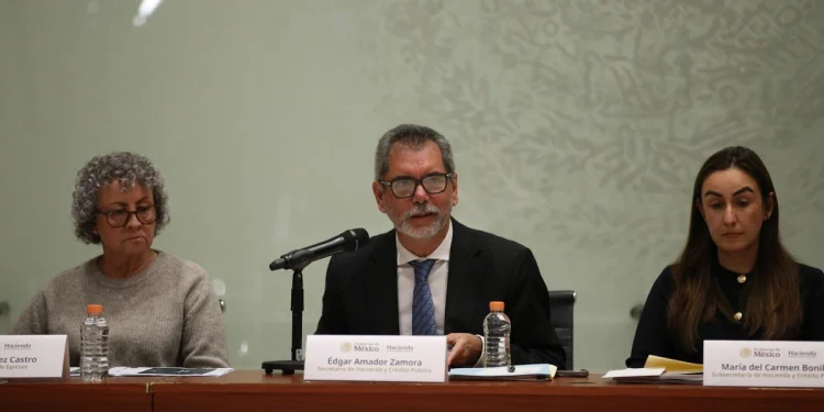 No debemos preocuparnos por la deuda pública, afirma Zamora
