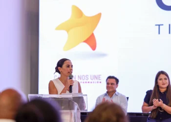 Ana Paty Peralta distingue a 47 trabajadores del turismo