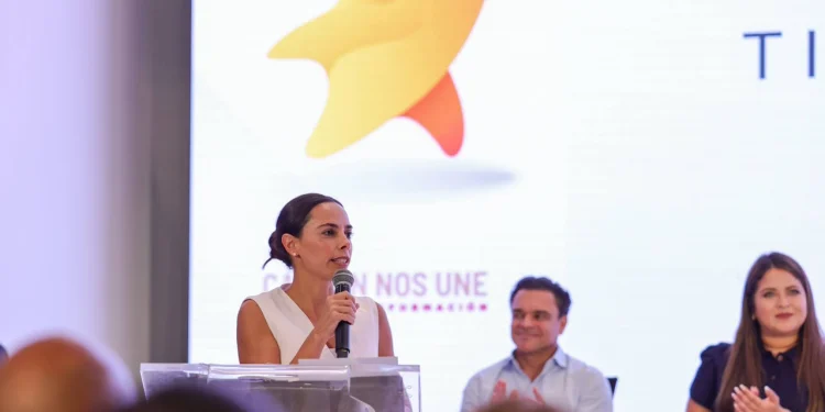 Ana Paty Peralta distingue a 47 trabajadores del turismo