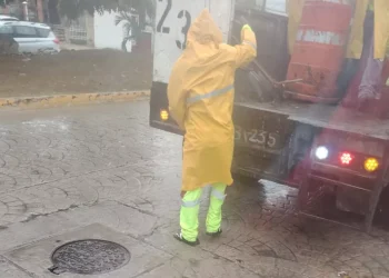 Ante lluvias, limpian más de 3 mil 800 pozos pluviales en Cancún