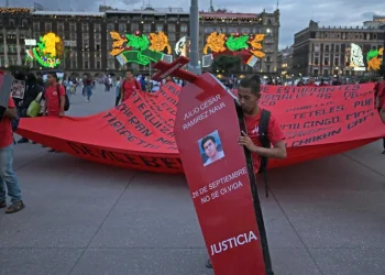 Miles marchan en México para exigir respuestas al caso Ayotzinapa