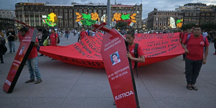 Miles marchan en México para exigir respuestas al caso Ayotzinapa