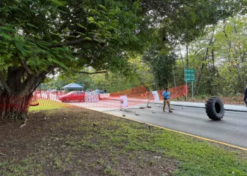 Madres buscadoras bloquean entrada a la Zona Hotelera de Cancún