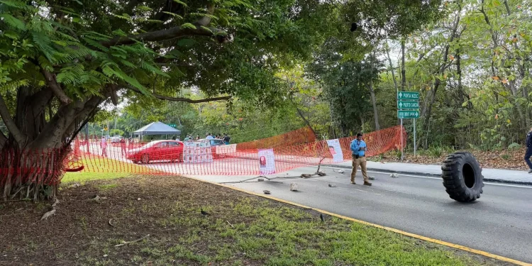 Madres buscadoras bloquean entrada a la Zona Hotelera de Cancún
