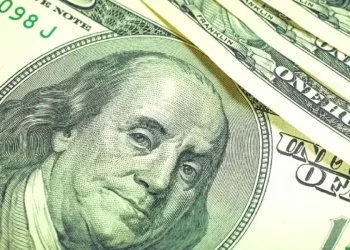 El peso mexicano rompe la barrera de 18 por dólar