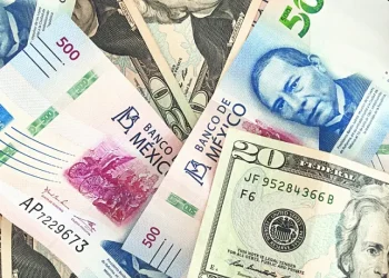 El peso mexicano cae tras datos de inflación y espera decisión del Banxico