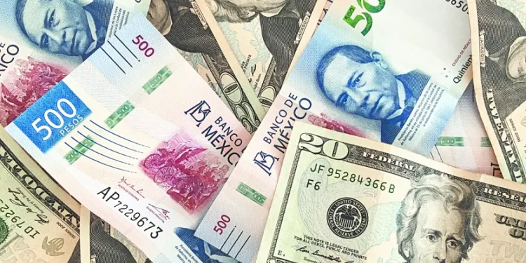 El peso mexicano cae tras datos de inflación y espera decisión del Banxico