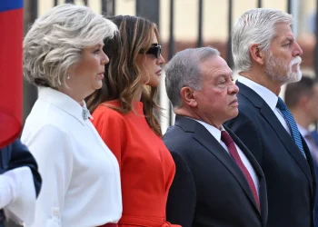 Rania de Jordania desafía el protocolo con gafas de sol en Praga