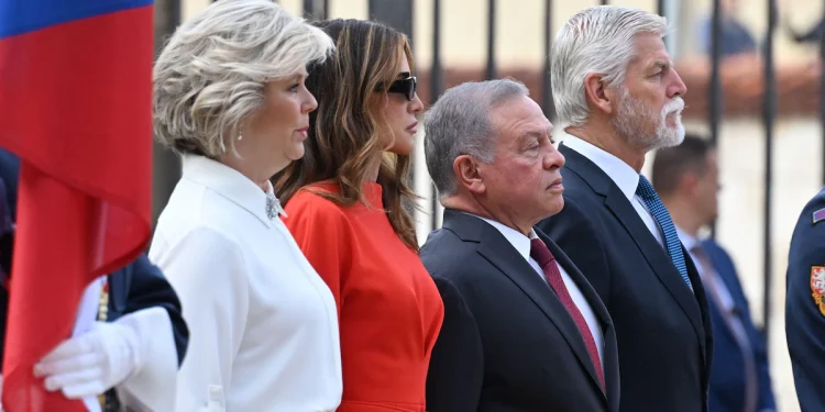 Rania de Jordania desafía el protocolo con gafas de sol en Praga