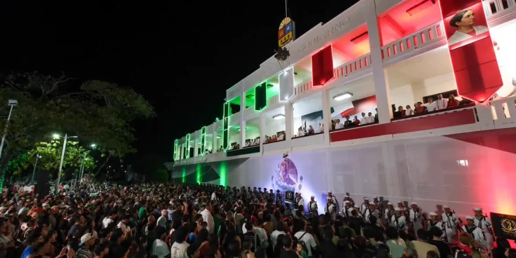 Chetumal celebró el Grito con más de 12 mil personas en la Explanada de la Bandera y Pablo Montero