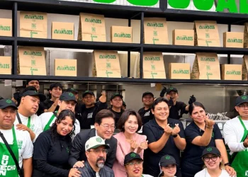 El presidente de Corea del Sur prueba tacos en México
