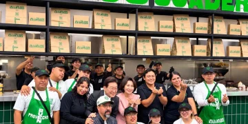 El presidente de Corea del Sur prueba tacos en México