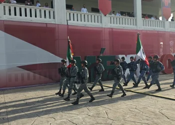 Contingente escolar en el desfile cívico militar de Chetumal 2026