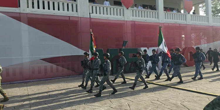 Contingente escolar en el desfile cívico militar de Chetumal 2026