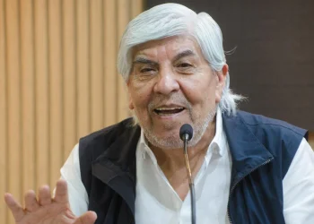 Hugo Moyano firma acuerdo salarial alineado con el Gobierno