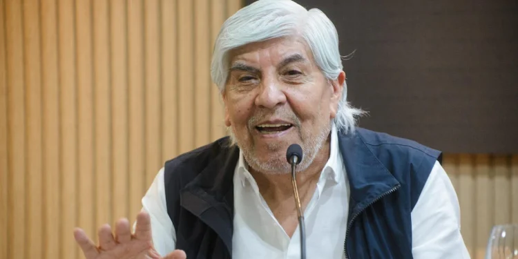 Hugo Moyano firma acuerdo salarial alineado con el Gobierno