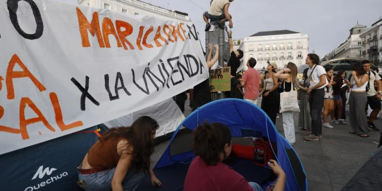 España anuncia suspensión de desalojos hasta 2030 por crisis de vivienda