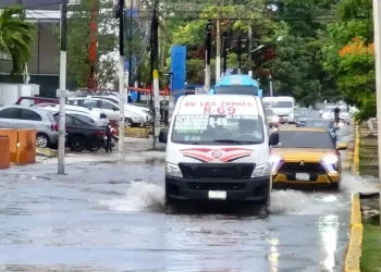 La fuerte lluvia en Cancún provoca caos vial y cierres