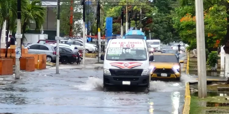La fuerte lluvia en Cancún provoca caos vial y cierres