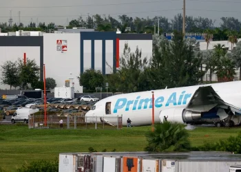 Avión de carga de Amazon se accidenta en Miami; hay cinco muertos