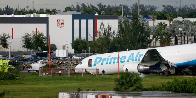 Avión de carga de Amazon se accidenta en Miami; hay cinco muertos