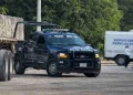 Policías acordonan un taxi en la delegación Alfredo V. Bonfil de Cancún