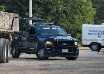 Policías acordonan un taxi en la delegación Alfredo V. Bonfil de Cancún