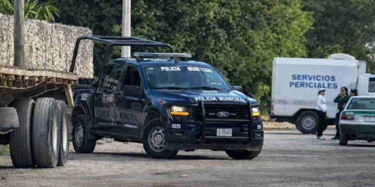 Policías acordonan un taxi en la delegación Alfredo V. Bonfil de Cancún