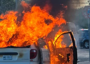 Auto consumido por el fuego en avenida Las Torres y La Luna en Cancún