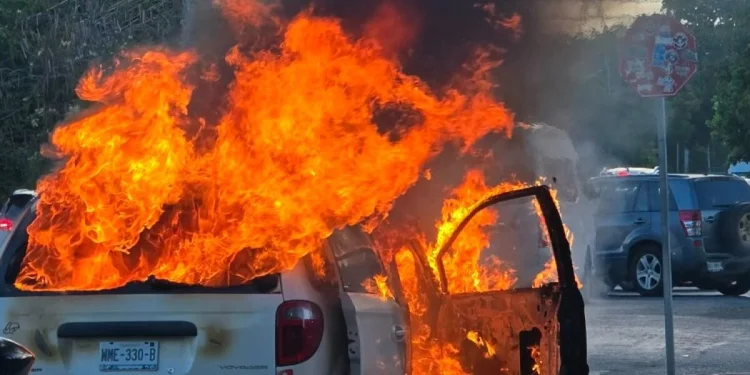 Auto consumido por el fuego en avenida Las Torres y La Luna en Cancún