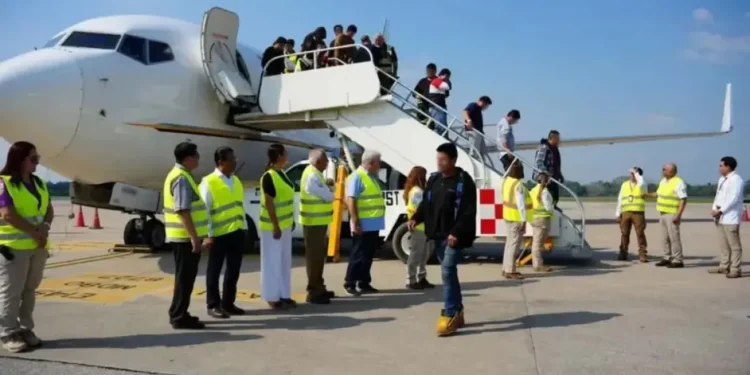 Cada viernes llegan al aeropuerto de Tulum vuelos con mexicanos deportados de EU: el último trajo a 393