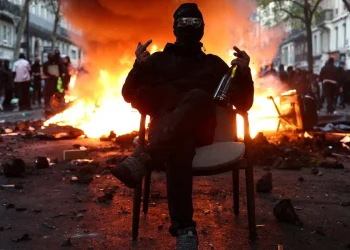 Violentos disturbios en Francia por aumento de precios y desigualdad