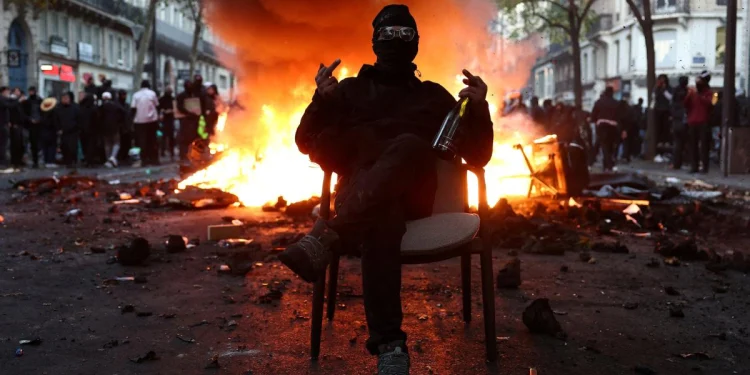Violentos disturbios en Francia por aumento de precios y desigualdad