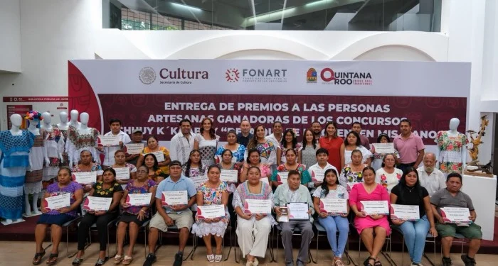Mara Lezama entrega premios a artesanos de Quintana Roo